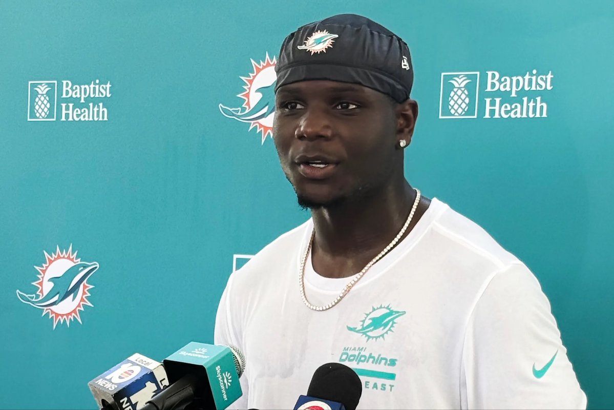 SleeperNFL's tweet photo. Dolphins Rookie WR Chris Bell has ditched the red non-contact jersey at practice , per @DavidFurones_. https://t.co/S0MLMUBWBJ