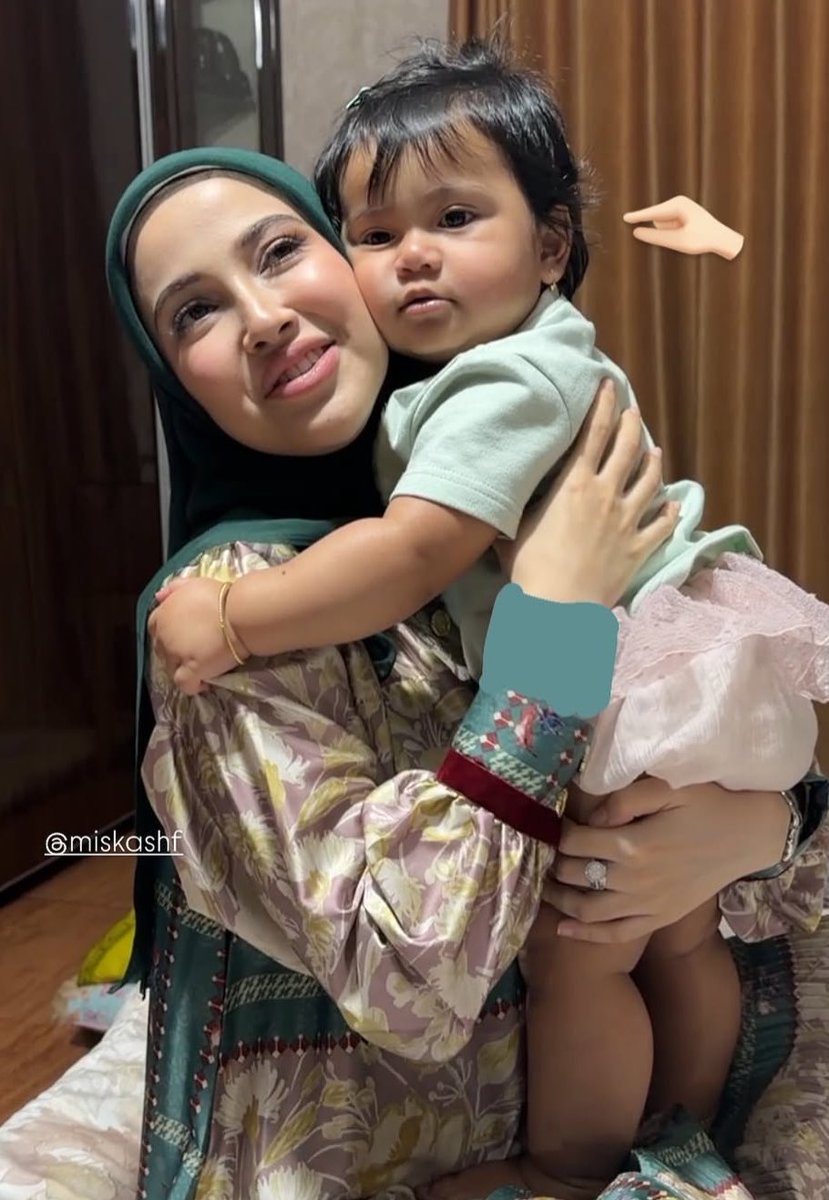 awaaannnn__'s tweet photo. aidut lagi suka bgt nempelin pipi dan manja ke mamanyaaa lucuu bgt WKWKKW LIAT JUGA KAKINYAA YAAMPUN BENERAN KAYA ROTIII 😭🤏🏻 https://t.co/zaoMdPdC0a