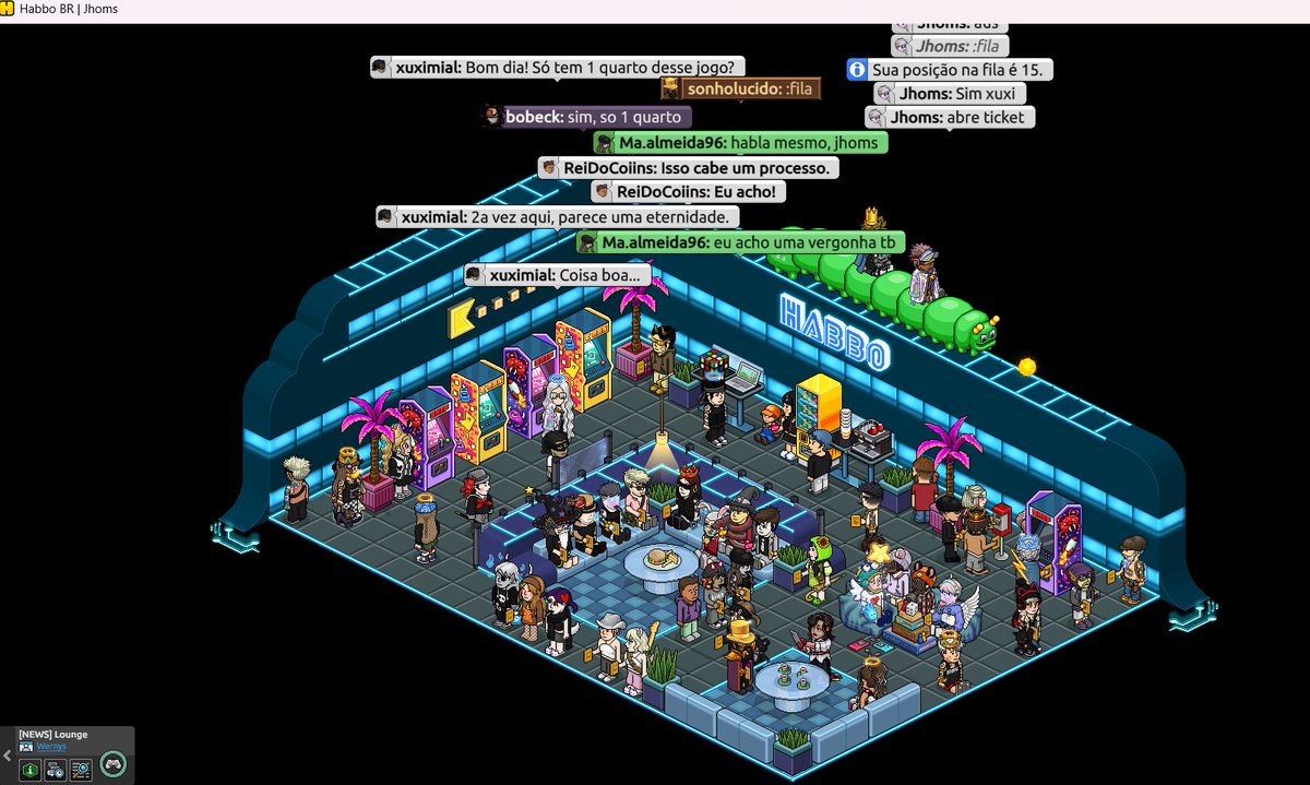 jhomshb's tweet photo. Vou expor tudo, inclusive as minhas próprias falas, porque não tenho interesse em esconder contexto.
Sim, na indignação, chamei o evento da HabboNews de “lixão da Dona Lucinda”. Foi uma ironia, me excedi na forma e poderia ter usado outras palavras. Reconheço isso. Mas logo depois fui BANIDO DO QUARTO, ficando impossibilitado de participar do evento e tentar conquistar o emblema.
Então deixo uma pergunta diretamente à staff do Habbo: Um organizador de um evento oficial pode, após uma discussão/crítica, decidir banir um jogador e consequentemente impedir seu acesso ao conteúdo e à conquista do emblema?
Se minha fala violou alguma regra, que a staff analise, indique qual regra foi quebrada e tome a medida cabível. Não estou pedindo imunidade por ter reclamado. O que não considero aceitável é deixar nas mãos de quem está sendo criticado o poder de decidir se o jogador poderá ou não continuar participando da campanha. Não quero emblema de graça e nem tratamento especial. Quero poder jogar e tentar conquistá-lo como qualquer outro jogador.
Os prints estão aqui justamente para que cada um tire sua própria conclusão.
@Habbo @HabboPTBR @ESHabbo @SulakeDominic @sirjonasxx @SulakeTeppo @SulakeJohno @sulake @HabboNews_k  #Habbo #HabboHotel #HB