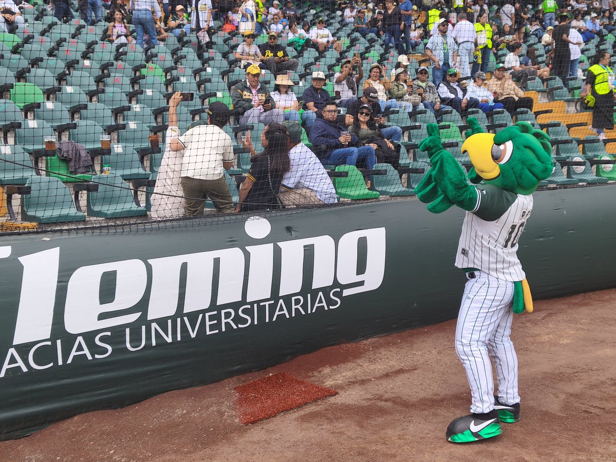 PalDeportivo's tweet photo. ¡Ambiente emplumado!
Las #pics que tomamos en el Nido Verde ⚾
Este lunes seguramente tendremos más momentos que capturar 👈
#lmb #PericosDePuebla https://t.co/n2EmA8u7es