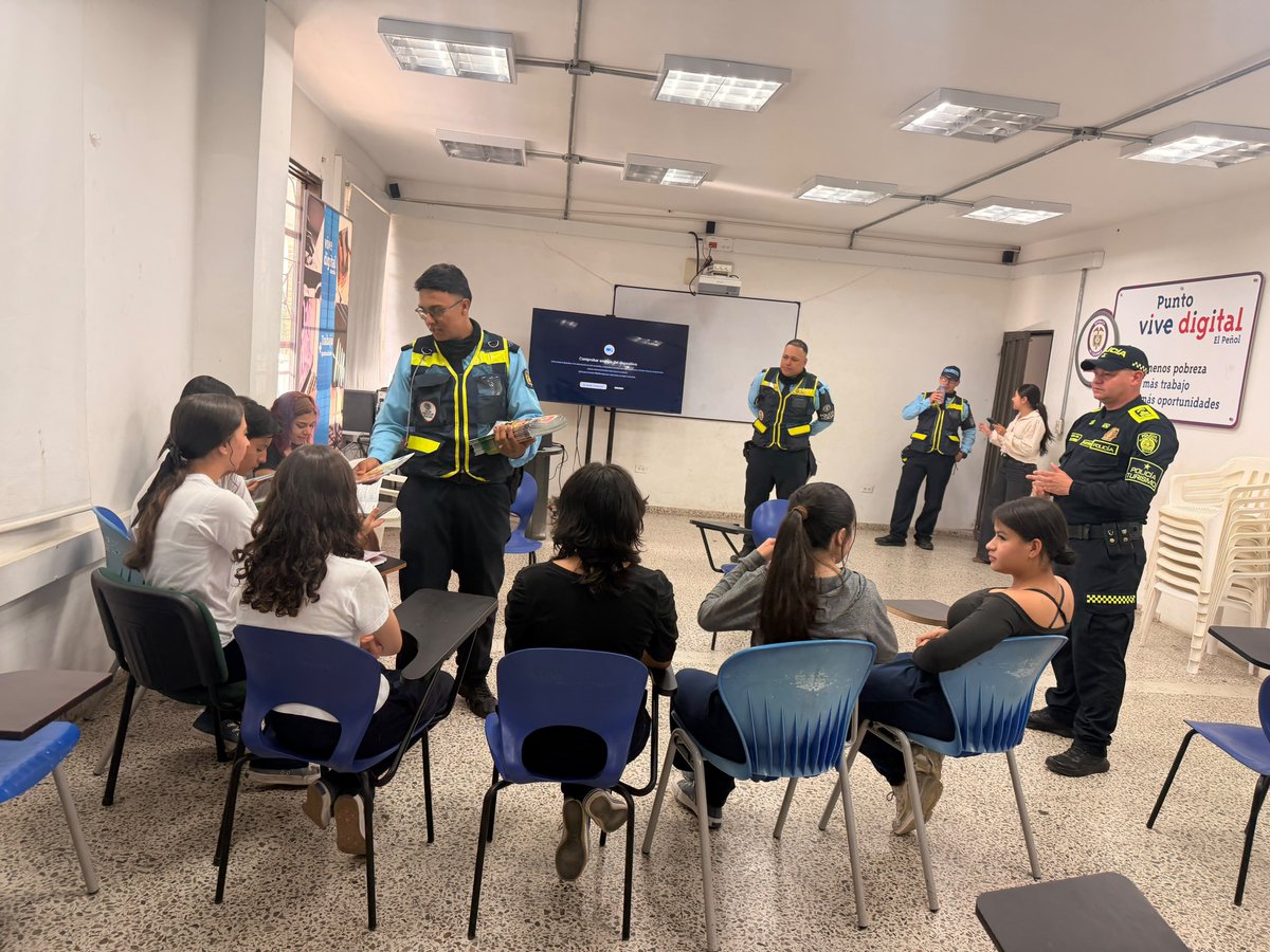 Gabriel34809438's tweet photo. Los integrantes del Grupo de Protección al Turismo y Patrimonio Nacional, en coordinación con el Tránsito Municipal, realizaron una jornada de sensibilización en seguridad vial dirigida a los jóvenes del programa cívico juvenil Guardianes del Turismo y Patrimonio Nacional. https://t.co/nPhCOQPUec