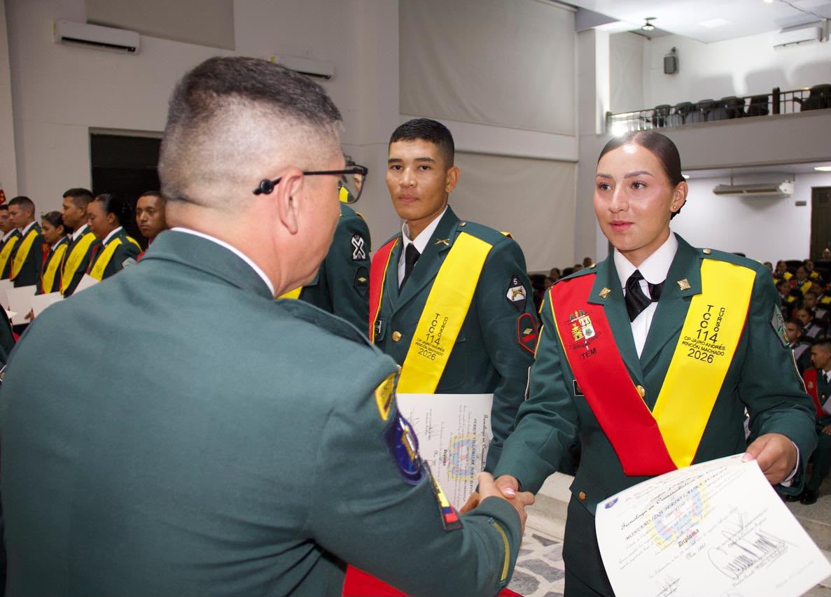 ejercito_cedoc's tweet photo. #EsNoticia | Tras dos años de formación militar y académica, 240 alumnos culminaron su preparación como tecnólogos en Entrenamiento y Gestión Militar. Ahora, están preparados para asumir el liderazgo de las tropas en las unidades de la Fuerza.(1)

#EducaciónMilitar https://t.co/Hf884Y90Di