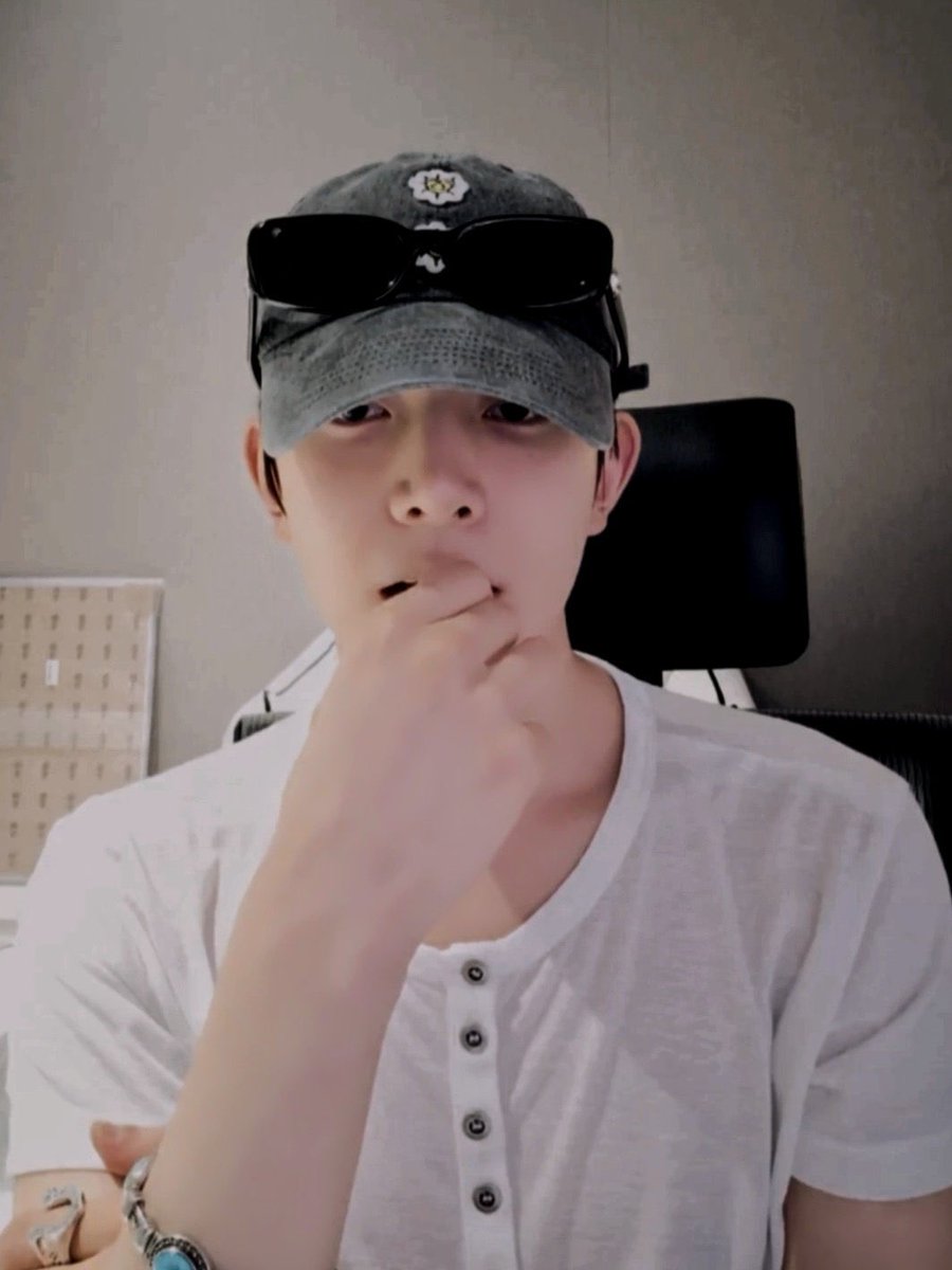 unparael's tweet photo. Just casually collecting eyebags, apparently getting enough rest is optional nowadays because every each of my day off somehow turns out being me going here and there. https://t.co/8HwQCFucUa