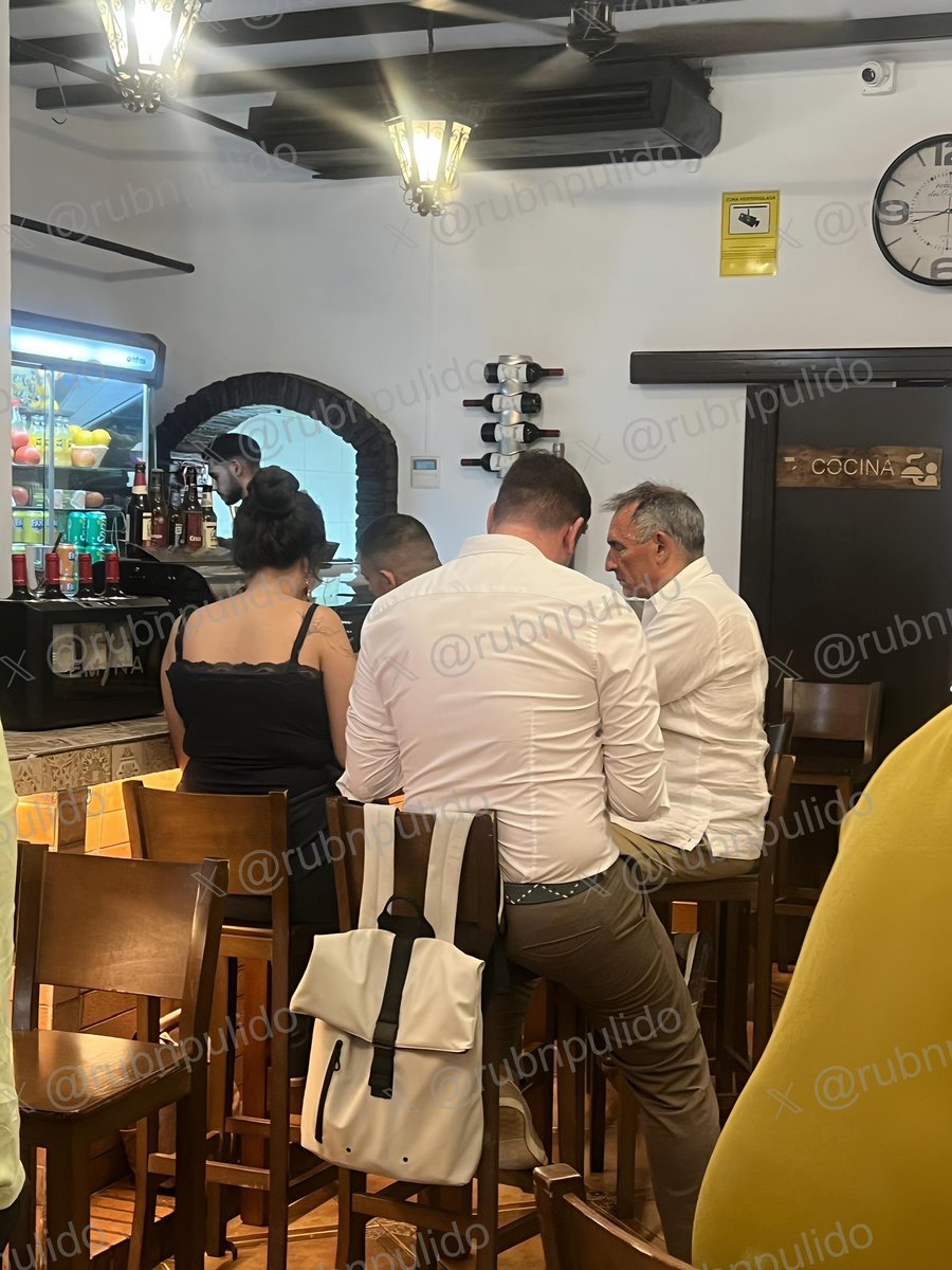 rubnpulido's tweet photo. ¿Qué hará Enrique Santiago en Ceuta? Va bien acompañado y ha comido estupendamente en El Cortijo. Según comenta, repetirá esta tarde-noche. El susodicho pedía hace escasos días que Felipe VI contactase con Mohamed VI (https://t.co/q5iuoUM8Vx…). Quién sabe, igual él soluciona esta crisis… (léase la ironía).