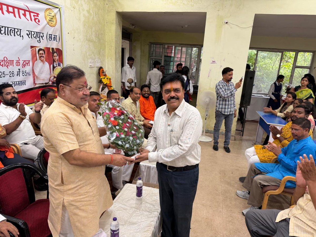 SunilSoniBJPCG's tweet photo. बेटों के साथ-साथ बेटियां भी अपनी प्रतिभा से आज हर क्षेत्र में अपना अहम योगदान दे रहीं हैं, आप सभी छात्राएं आगे भी इसी प्रकार परिश्रम करते हुए सफलता की ऊंचाइयां प्राप्त करें और एक उज्ज्वल भविष्य का निर्माण कर विकसित भारत-विकसित छत्तीसगढ़ के निर्माण में सहभागी बनें। https://t.co/c5EA0sg5UI