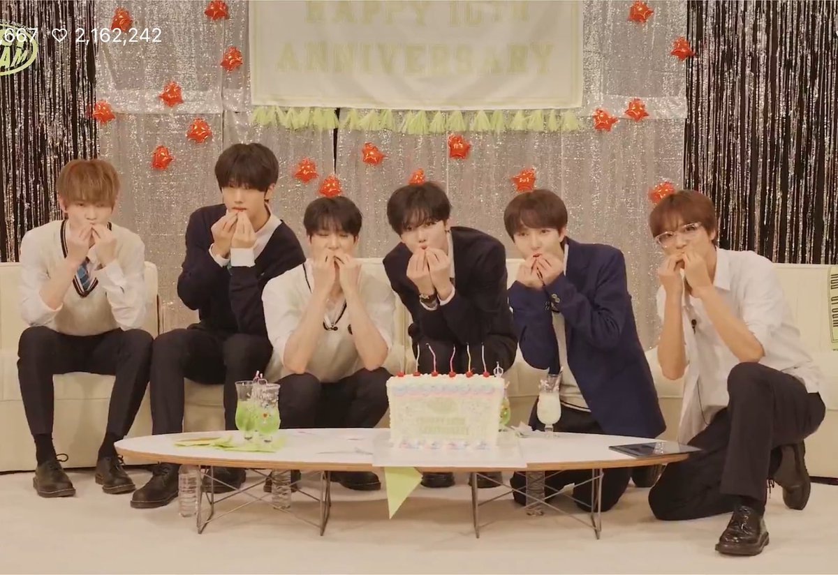 shws0717's tweet photo. 열살 축하해💚 https://t.co/liEFBw00BT