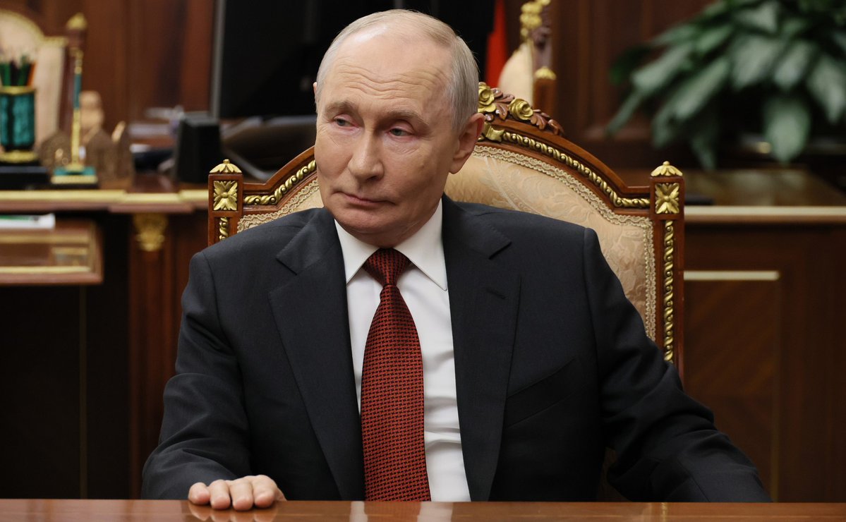 RusBotschaft's tweet photo. 🇷🇺 Der russische Präsident Wladimir Putin: 

💬 Das Kiewer Regime und seine westlichen Drahtzieher haben sich ein neues Abenteuer ausgedacht: Innerhalb von 40 Tagen soll Russland durch massive Raketen- und Drohnenangriffe auf unsere zivilen Einrichtungen und unsere Logistik eine „strategische Niederlage“ zugefügt werden. Öffentlich wurde das Ziel verkündet, ganze Wirtschaftszweige unseres Landes zu zerstören und die Einheit unseres Volkes sowie den Zusammenhalt der russischen Gesellschaft zu untergraben.

Was ist das Ergebnis? Natürlich verursachen die Angriffe auf zivile Ziele und einfache Menschen wirtschaftlichen Schaden für unser Land und führen zu Verlusten. Doch letztendlich ist für den Gegner genau das Gegenteil von dem eingetreten, was er erwartet hatte. Selbstverständlich ist es zu keinem Wendepunkt in der Konfrontation mit Russland gekommen und konnte auch zu keinem kommen. Das Kiewer Regime und seine Hintermänner konnten keinen Vorteil erzielen, haben keinen erzielt und werden auch niemals einen erzielen.

Als Reaktion auf diese offensichtliche Eskalation, die nicht auf einer objektiven Analyse der Lage auf dem Schlachtfeld, der ukrainischen Wirtschaft und Gesellschaft sowie des von Korruption zerfressenen Staates beruht, sondern auf PR und Ambitionen, haben wir unsere Angriffe auf Betriebe der ukrainischen Rüstungsindustrie verstärkt und begonnen, auf die Angriffe des Gegners auf unsere zivilen Industrie- und Logistikanlagen zu reagieren. Das Kiewer Regime hat diese Büchse der Pandora selbst geöffnet. Dabei sind die Aktionen der russischen Armee natürlich weitaus präziser und weitaus zerstörerischer. Ich habe wiederholt gesagt: Es wird immer eine Antwort geben.

☝️ Vor allem hatten die Handlungen des Gegners keinerlei Auswirkungen auf die Lage an der Front. Mehr noch: Unsere Truppen setzen nicht nur ihren Vorstoß in alle Richtungen fort, sondern haben das Tempo ihres Vormarsches sogar noch gesteigert. Die russischen Streitkräfte erfüllen souverän ihre Aufgaben, um die Ziele der militärischen Sonderoperation vollständig zu erreichen.
