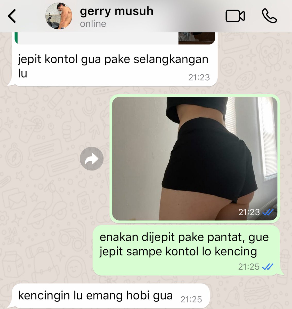 xaleston's tweet photo. au bxb 🔞 :
— partner sekamar 

ngaku lurus tapi sering jadiin teman cowoknya bahan fantasi liar https://t.co/A0n2MjdnBG