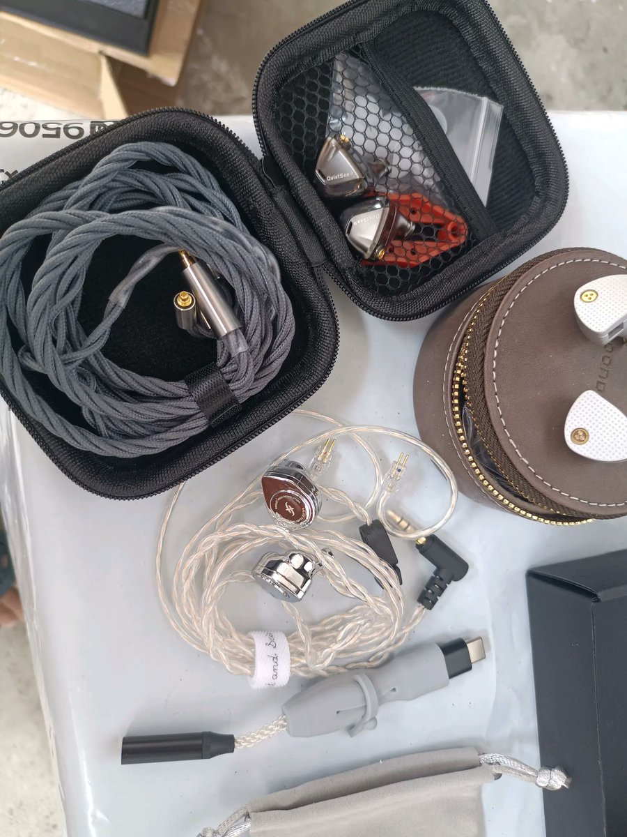 e25012008's tweet photo. Just unboxed my long-awaited wireless earbuds! Crisp sound fits my daily runs perfectly—no more annoying wires getting in the way ， https://t.co/S4HYLOuDCf