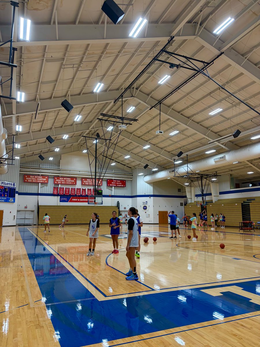 BUPilotsWBB's tweet photo. Elite camp was a success! Thank you to all of the players who showed up the past two days! #GoPilots #withchristatthehelm https://t.co/JFUaGkpwwh