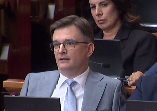 sns_srbija's tweet photo. Јованов @MilenkoJovanov: Алексић не зна ни да покаже зграду факултета који је завршио
https://t.co/sYvfGnewqK https://t.co/eloqm0Gz5d
