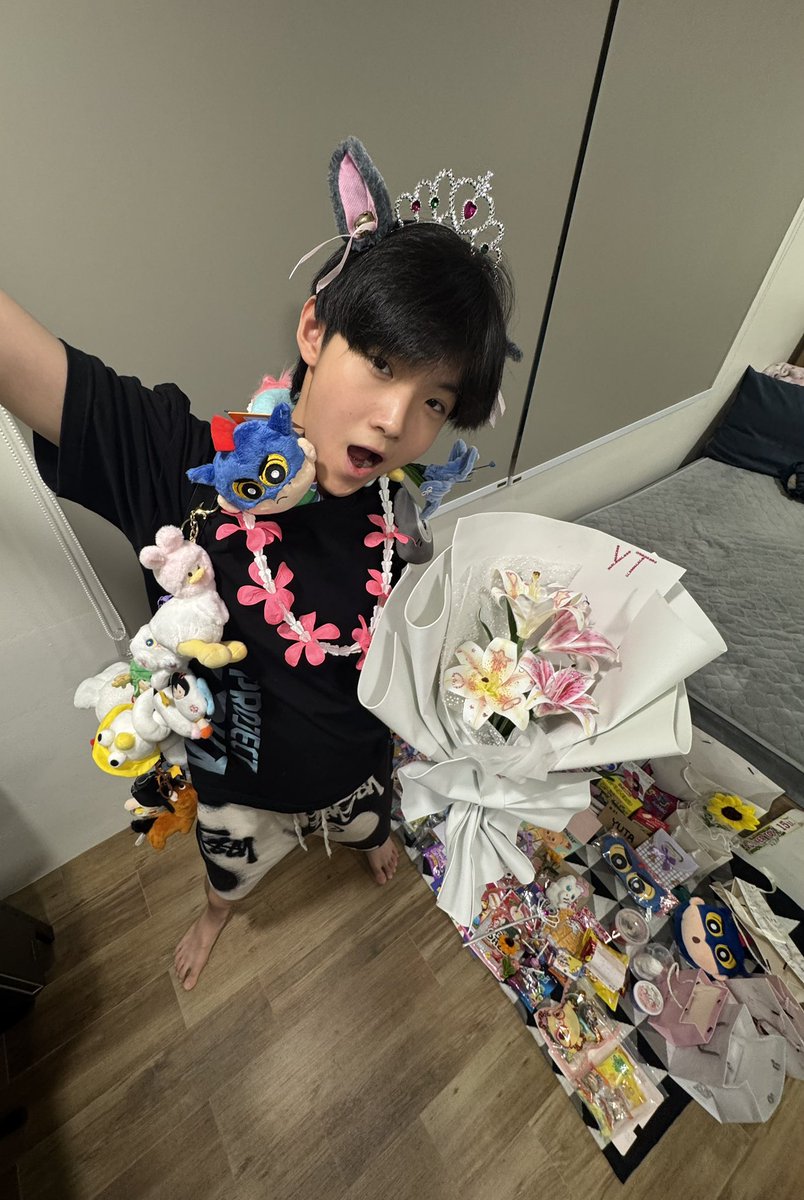 yutaphat4's tweet photo. เมื่อวานสนุกมากเลยคั้บบ👊🏻 หวังว่าทุกคนจะสนุกไปด้วยกัน ยูตะตั้งใจมากๆเพื่อให้โชว์นี้ดีที่สุด อยากขอบคุณทุกคนที่แวะมาหายูตะ และ พวกเรา วันนี้ยูตะได้ของขวัญมาเต็มเลยยยย🎁  ยูตะดีใจมาก ิิ มันมีความหมายกับยูตะมากๆเลยคับ ได้กำลังใจเต็มๆเลยยย 

ยังไงเจอกันวีดหน้าแวะมาหายูตะอีกได้นะคั้บบบ🫶🏻🫶🏻
#yutaphat
#ProjectAlphaNewClan