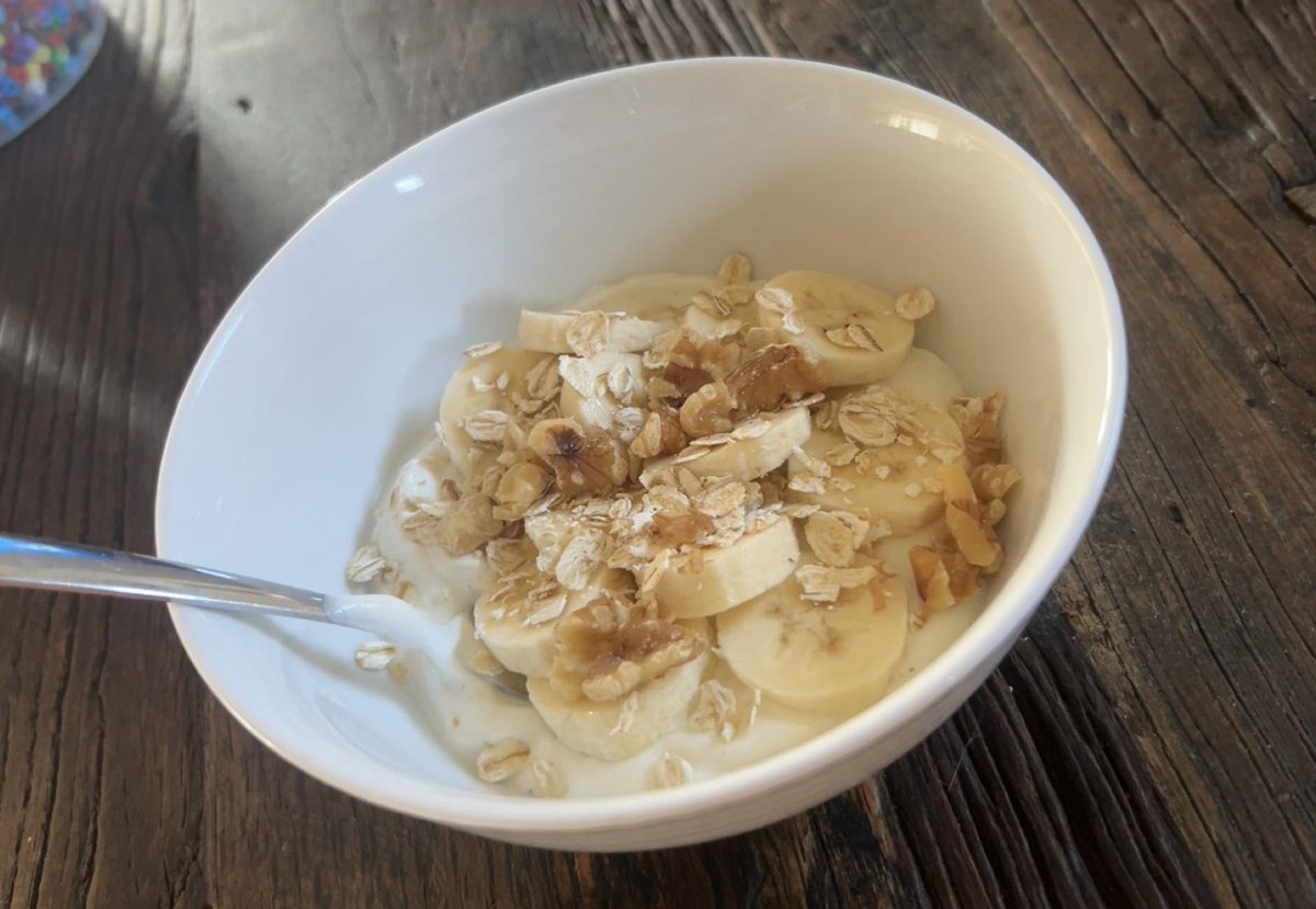 fatbatx's tweet photo. Sharing my favorite lunch/breakfast right now

189 calories for my plate
• 130 g vanilla yogurt quark (78 cal)
• 4 g oats (15 cal)
• 7 g walnuts (49 cal)
• 50 g/half banana (48 cal) https://t.co/Oy8YwYYiTp