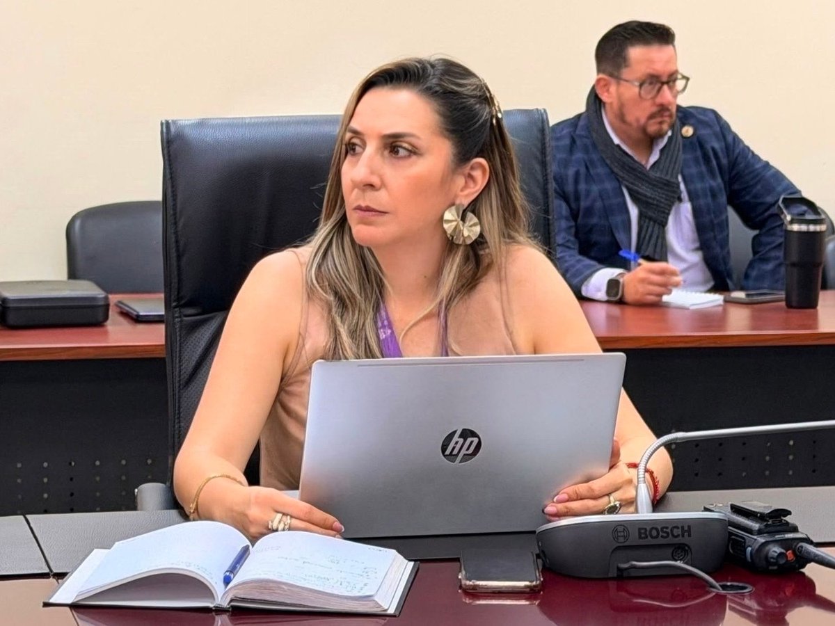 ecu911Ibarra's tweet photo. 📍 #Imbabura | La Coordinadora Zonal 1 del @ECU911_, @cecilude, participó en el Consejo de Seguridad Provincial liderado por la @goberimbabura junto a instituciones de control y atención ciudadana.

En la jornada se articularon acciones para:

🔥 Fortalecer la respuesta ante incendios forestales.
🌧️ Reforzar la prevención ante el Fenómeno de El Niño.
🎒 Fortalecer la seguridad escolar ante el inicio del año lectivo en la Sierra.
🚦 Evaluar operativos, siniestralidad vial y convivencia ciudadana.

#LíneaÚnicaParaEmergencias 9-1-1