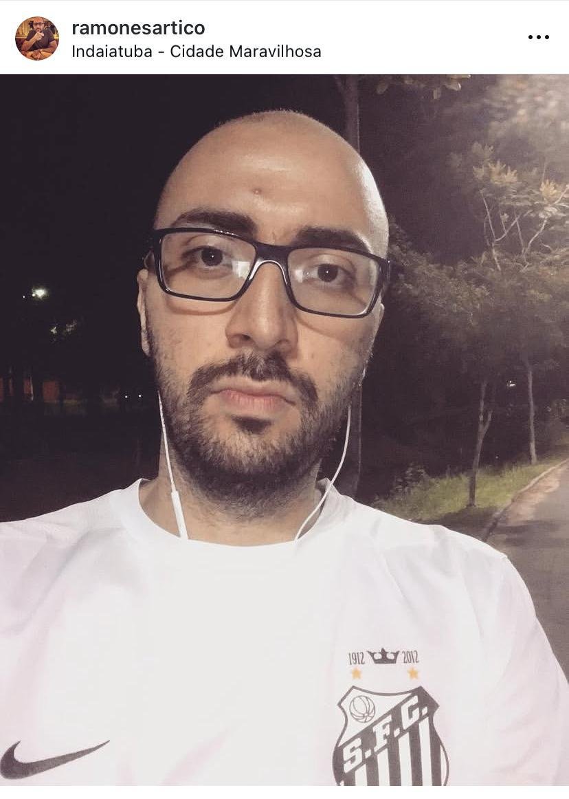 spfcdetodosofc's tweet photo. @ramoni_artico Meu caro Ramoni,
para de hipocrisia. vc além de vestir a camisa do Santos vc ficou de quatro e beijou o gramado da Vila. Vc deveria sumir do SPFC.Que moral vc tem para falar de qualquer profissional que trabalha para o clube! Vc envergonha a classe jornalística! Para que ta feio! https://t.co/IQ2Mkd7U73