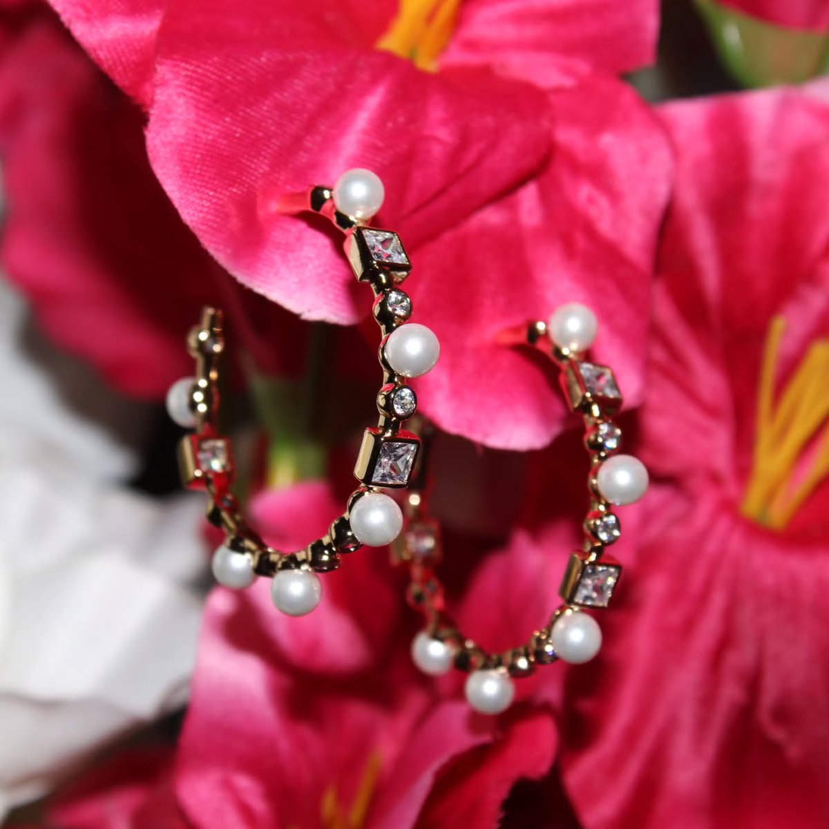 AlbaLoflo's tweet photo. Pearls on, mood on. Golden glow for every day. DM to order. https://t.co/XiZZsXrapV