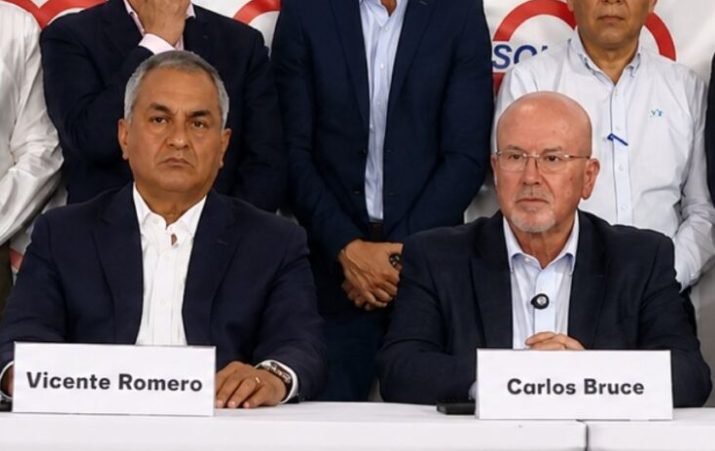 Mataperrea's tweet photo. 🚨#ATENCIÓN | Carlos Bruce ha incluido en su equipo técnico a Vicente Romero, exministro del Interior de Dina Boluarte que fue incluido en las investigaciones por el asesinato de Víctor Santisteban, ciudadano asesino en Lima el 28 de enero de 2023. https://t.co/KHeHQX7h0G