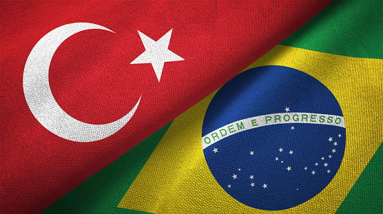 AnaliseGeopol's tweet photo. 🇧🇷🇹🇷 Lula e Erdogan entram em acordo para a criação do Conselho Estratégico Brasil-Turquia, expandindo o já ratificado Acordo de Cooperação em Indústria de Defesa, que prevê intercâmbio tecnológico na área militar.

Em ligação telefônica do presidente Lula com Erdogan, a criação do Conselho Estratégico Brasil-Turquia foi acertada, visando elevar a cooperação estratégica entre os dois países, além do envio de uma comitiva brasileira composta pelos ministros da Defesa e do Desenvolvimento, Indústria e Comércio para tratativas na Turquia.

Na área de defesa, o blindado turco Tulpar é cotado para ser adquirido pelo Exército Brasileiro, além da produção conjunta de drones Baykar Bayraktar TB3 no Brasil. O acordo também envolve a cooperação da Embraer com a estatal Turkish Aerospace Industries e a produção de peças aeronáuticas de jatos EJ da Embraer na Turquia.

Os projetos em defesa Brasil-Turquia envolvem transferência de tecnologia entre os países, o que representa uma excelente oportunidade para o avanço da indústria de defesa nacional do Brasil em setores estratégicos como a fabricação de blindados e drones.