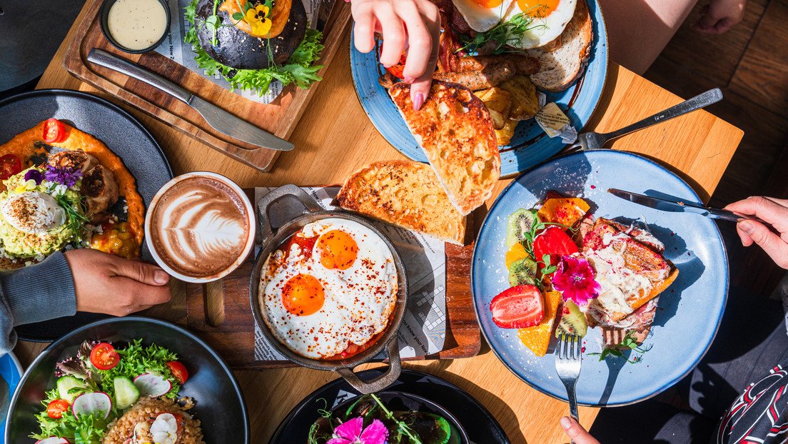 radio580nic's tweet photo. 📌 Un estudio analizó la relación entre el horario de las #comidas y el riesgo de mortalidad en adultos estadounidenses. Comer la primera comida después del #mediodía o la última después de #medianoche se asoció con un mayor riesgo de muerte y menor esperanza de vida. #Radio580 https://t.co/QsCLGytLUQ