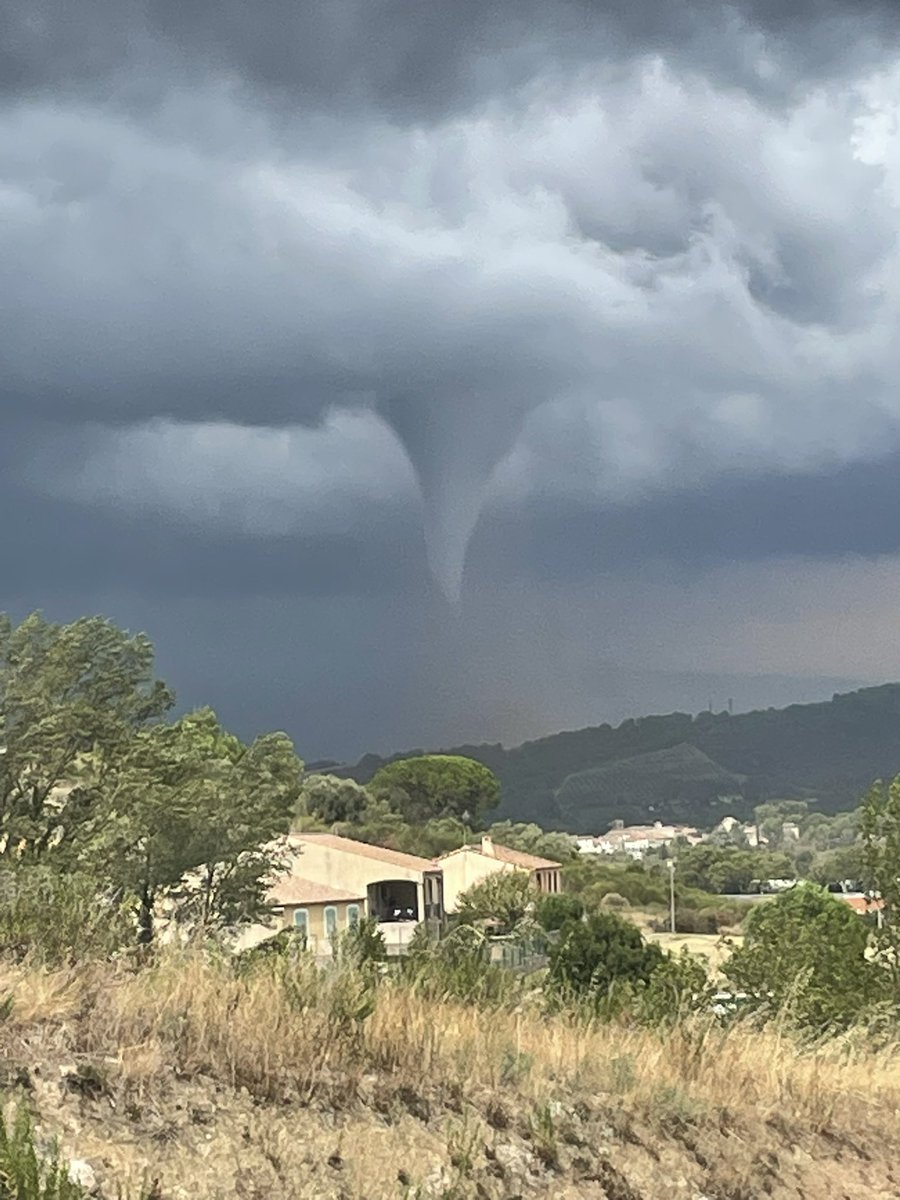 L3SCRO's tweet photo. Si on m’avait dit que j’allais voir une tornade dans ma vie je l’aurais pas cru https://t.co/i4LonLjrkx