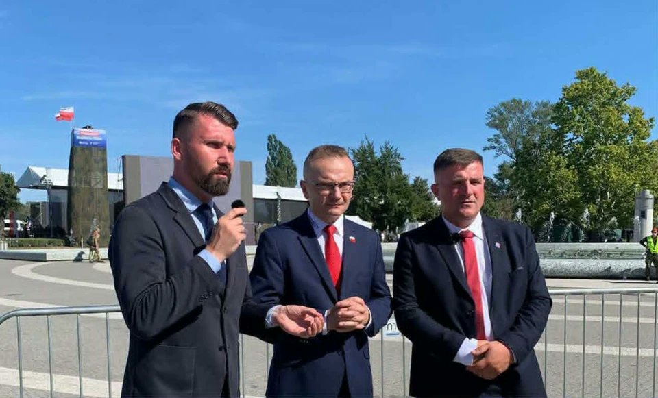 MarekWoch2's tweet photo. 🧐Albo jesteśmy razem przeciwko #Tuskowi, albo pomagamy tej władzy🤔
🧐Większość sejmowych i mediowych teatrzyków przestaje działać na świadomych Polaków. Podczas gdy warszawskie salony pasjonują się tanimi kłótniami i szukaniem taniego poklasku, na zapleczu polskiej prawicy dochodzi do realnego przewartościowania sil. Dość głośnego show, politycznego cyrku i bicia piany – czas na merytoryczną pracę, odzyskanie instytucji i twardą walkę o Polskę.  @PortalFronda   

@bezpartyjni_sam @SP_Stronnictwo @Federacja_BiS