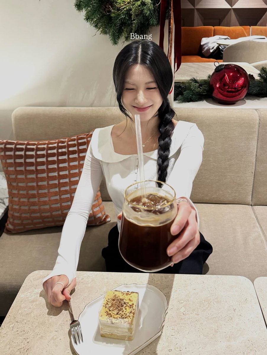 jadielrbespinyG's tweet photo. 먹고 또 먹고🍽️
컴백 전 옴뇨뇸뇸🤤 https://t.co/jC7Hi90Puq
