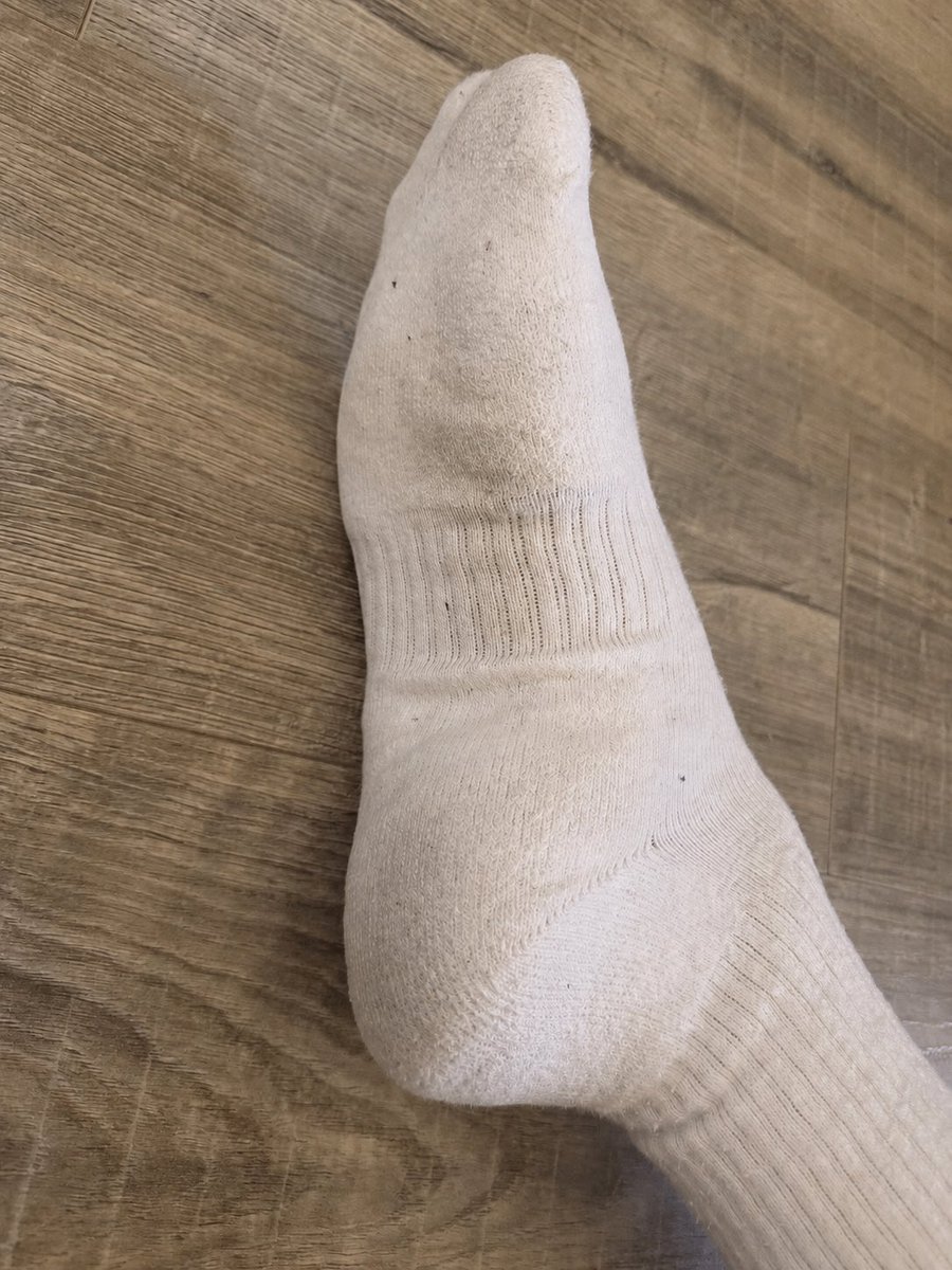 Sn8kink's tweet photo. Jsors du sport. Qui a mes pieds? https://t.co/zReqYJEWp1