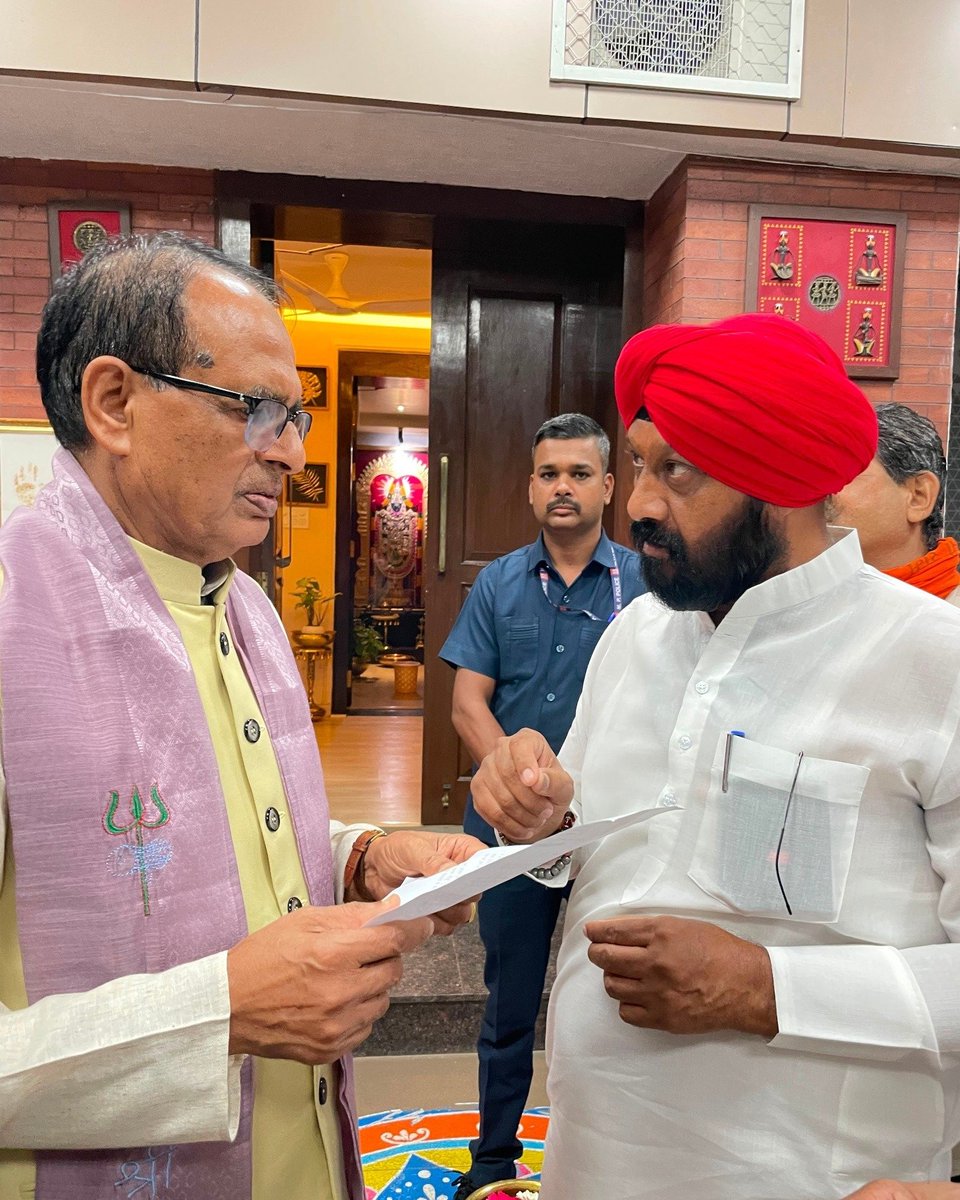HardeepDang226's tweet photo. आज भोपाल में केंद्रीय कृषि मंत्री माननीय श्री शिवराज सिंह चौहान जी से भेंट की। आपसे सुवासरा विधानसभा क्षेत्र सहित मंदसौर जिले में फसल बीमा से वंचित गांवों में बीमा प्रदाय किए जाने एवं सैटेलाइट सर्वे एवं क्रॉप कटिंग में भिन्नता के कारण किसानों के फसल बीमा से वंचित होने https://t.co/4cxZdyaLiS