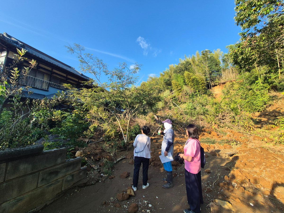 konishihiroyuki's tweet photo. 本日は、菊岡たづ子県議のご案内で市原市の被災現場に。県に未報告の複数の全壊家屋や無数の道路や山際の崩落、橋の崩壊など、千葉豪雨の被害の深刻さを痛感しました。被災者の方々の心痛や疲労に接するとともに、同行の県や市の職員からは復旧の困難さの見通しと激甚指定などの国への要望を頂きました。全力で努めます。

※　本日の視察は、あんざい尚太市原市議にもご案内き、岡島一正前衆院議員、伊藤ちかこ県議と同行しました。