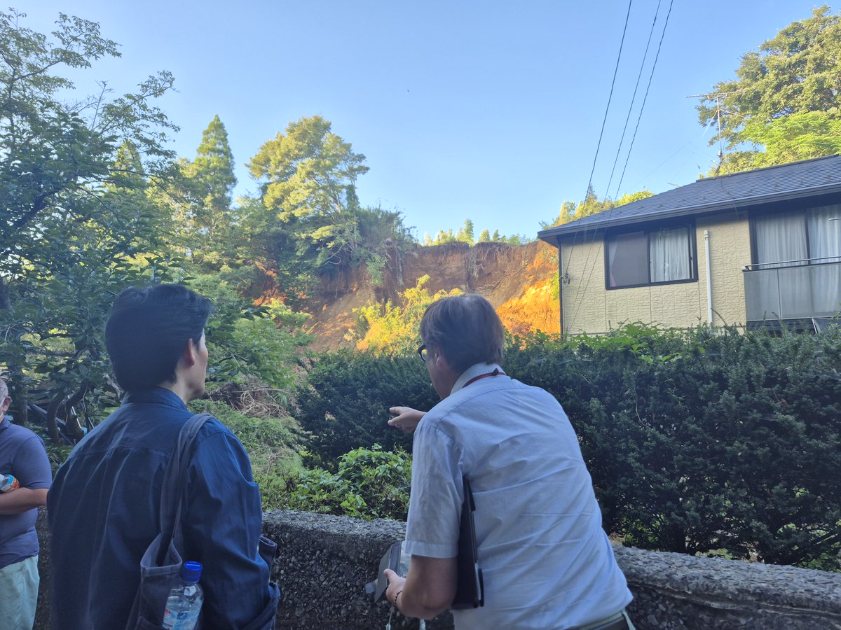 konishihiroyuki's tweet photo. 本日は、菊岡たづ子県議のご案内で市原市の被災現場に。県に未報告の複数の全壊家屋や無数の道路や山際の崩落、橋の崩壊など、千葉豪雨の被害の深刻さを痛感しました。被災者の方々の心痛や疲労に接するとともに、同行の県や市の職員からは復旧の困難さの見通しと激甚指定などの国への要望を頂きました。全力で努めます。

※　本日の視察は、あんざい尚太市原市議にもご案内き、岡島一正前衆院議員、伊藤ちかこ県議と同行しました。