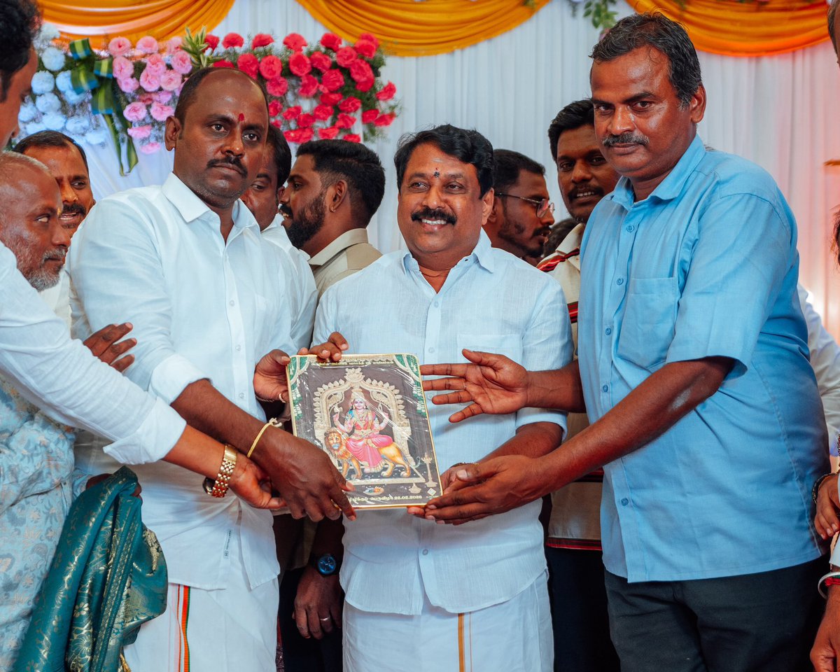 NainarBJP's tweet photo. இன்றைய தினம் சென்னை மடிப்பாக்கத்தில் நடைபெற்ற திருநிறைச்செல்வன் சுகுமார் மற்றும் திருநிறைச்செல்வி சித்ரா அவர்களின் திருமண வரவேற்பு நிகழ்ச்சியில் கலந்து கொண்டு மணமக்கள் வாழ்த்திய ஆசீர்வதித்தேன்.

மணமக்கள் இருவரும் எல்லா வளமும் நலமும் பெற்று இன்புற்று வாழ எல்லாம் வல்ல இறைவனை வேண்டிக் கொண்டேன்.

தமிழக பாஜகவின் சென்னை கிழக்கு மாவட்ட தலைவர் திரு. குமார் அவர்கள் உடன் கலந்து கொண்டு மணமக்களை வாழ்த்தினார்.