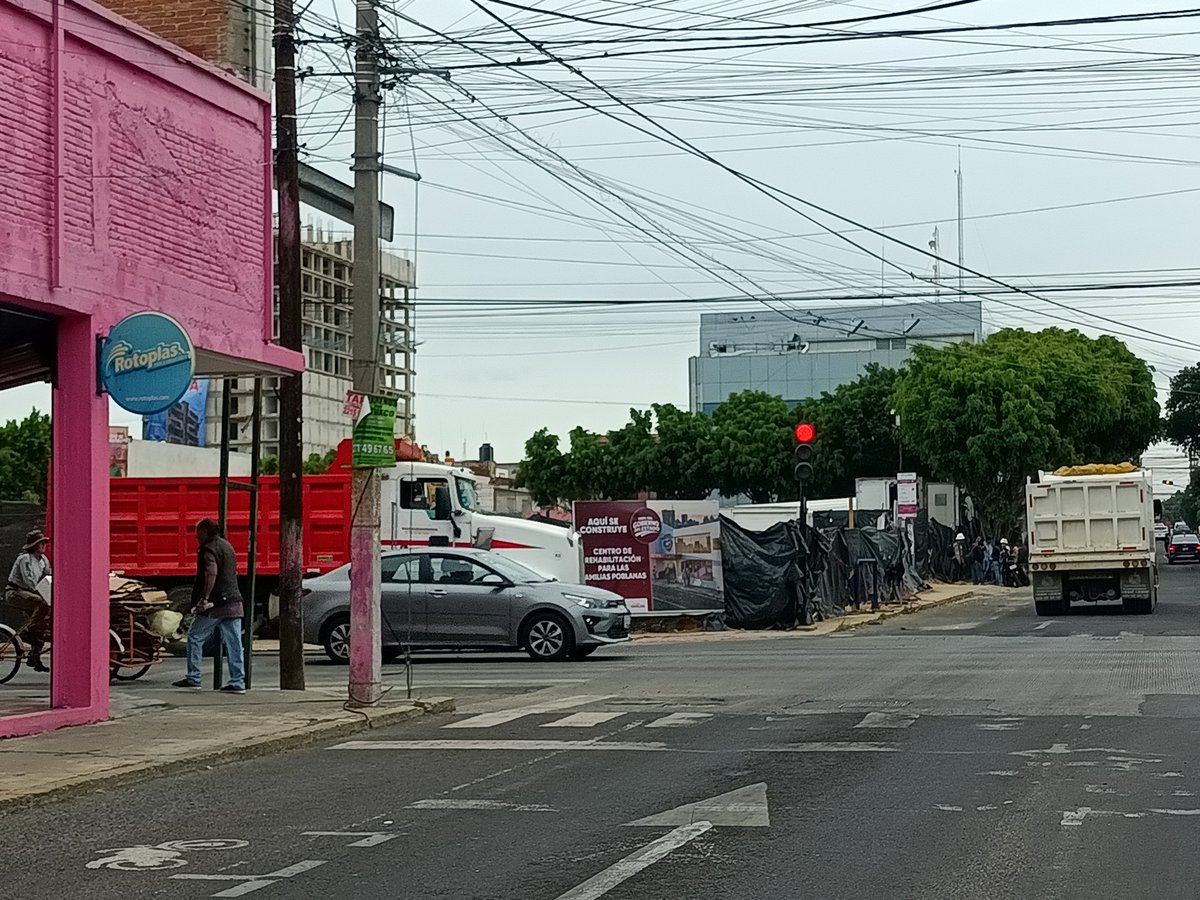 Hechizero_38's tweet photo. @armentapuebla_ En verdad espero que dentro del proyecto de la construcción de este centro rehabilitación no hayan considerado terminar con los árboles. Desde hoy estaremos vigilando que ninguno se ha derribado...🙏 https://t.co/Av9k14qkbd