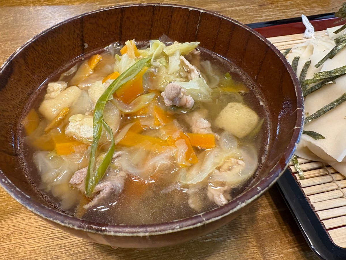 motti_gohei's tweet photo. もちっともちっと
もっちごへいです😆

昨夜の夕飯はひもかわうどん

もっちママの実家から帰り道に
ひもかわうどんが売っていたので
購入〜

最近外食、食べ過ぎだったので
出汁の効いたつけ汁にひもかわうどん
となりました😁

野菜たっぷりのつけ汁に
ひもかわうどんあいますな

ごちそうさま😋 https://t.co/8xaePbyK8l