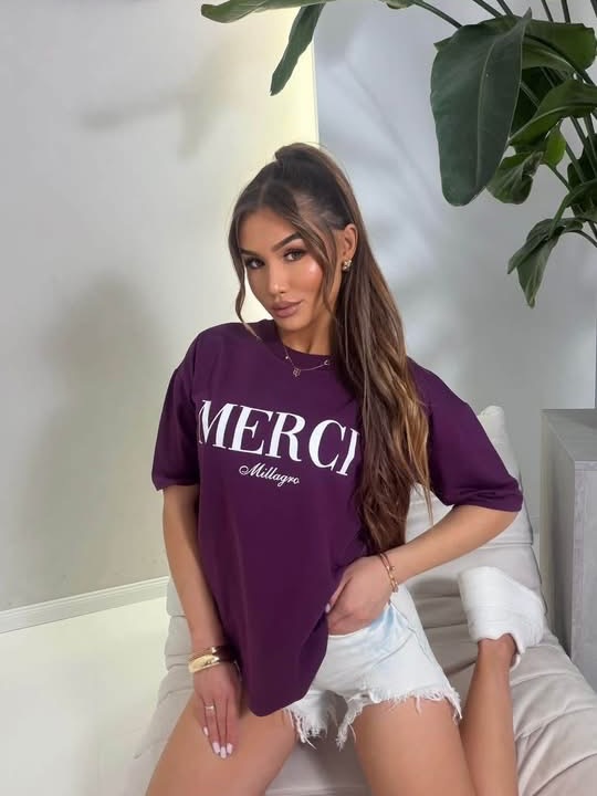 CHIKIRIK's tweet photo. T-shirt MERCI to must-have w każdej garderobie. Luźny, oversize’owy fason świetnie wygląda z szortami, legginsami i jeansami. Wyrazista czerwień, modny nadruk i polski producent. Rozmiar uni. https://t.co/3o1ukhXtbE