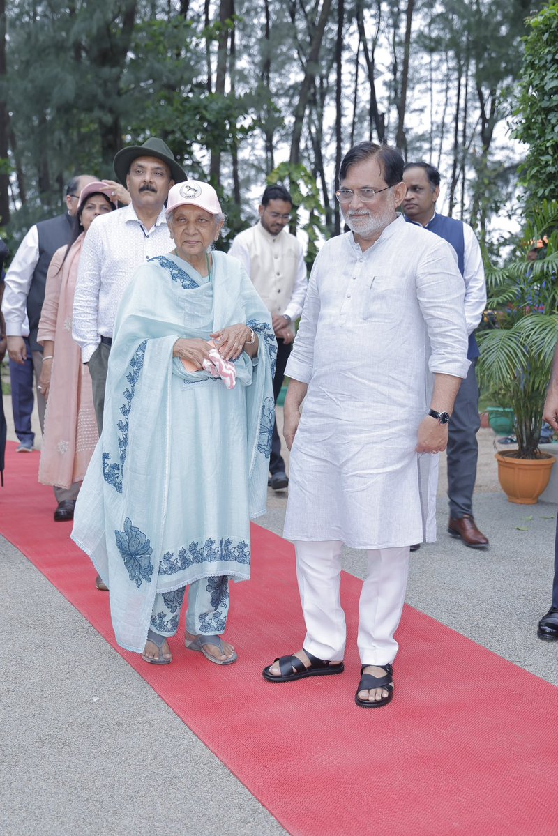 prafulkpatel's tweet photo. संघ प्रदेश के राजकीय प्रवास के अंतर्गत आज उत्तर प्रदेश की माननीय राज्यपाल श्रीमती आनंदीबेन पटेल जी ने सिलवासा एवं दमण के विभिन्न महत्वपूर्ण विकास कार्यों एवं प्रमुख स्थलों का भ्रमण किया।

इस दौरान उन्होंने नमो अस्पताल, स्वामी विवेकानंद विद्या मंदिर, बालदेवी आंगनवाड़ी, नमो मेडिकल कॉलेज, एवियरी, जंपोर सी फ्रंट तथा गवर्नमेंट इंजीनियरिंग कॉलेज का दौरा कर उपलब्ध सुविधाओं एवं प्रगतिरत विकास कार्यों की जानकारी प्राप्त की।

माननीय राज्यपाल जी ने संघ प्रदेश में स्वास्थ्य, शिक्षा, महिला एवं बाल विकास, पर्यटन एवं युवाओं के लिए किए जा रहे विकास कार्यों की सराहना की। उनकी सकारात्मक प्रतिक्रिया संघ प्रदेश के लिए गौरव का विषय है।