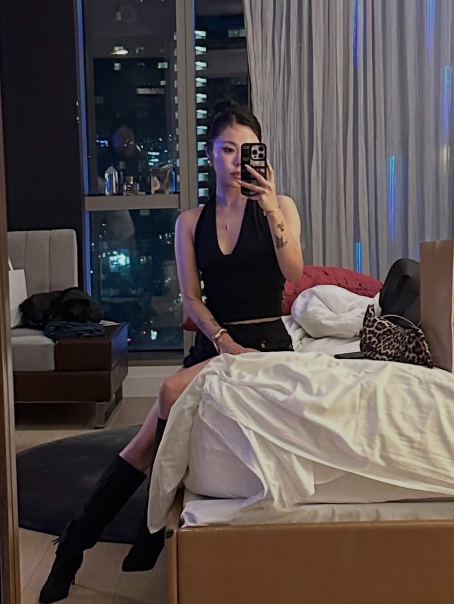 destinywheesa's tweet photo. I HAVE A HEADACHE SHE IS TOO HOT https://t.co/fjfQ2PQHbi