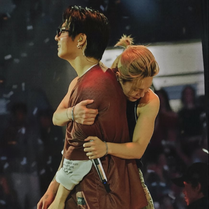 perfxkoo's tweet photo. a hug from jimin would honestly heal me https://t.co/7MdNzmJnDU