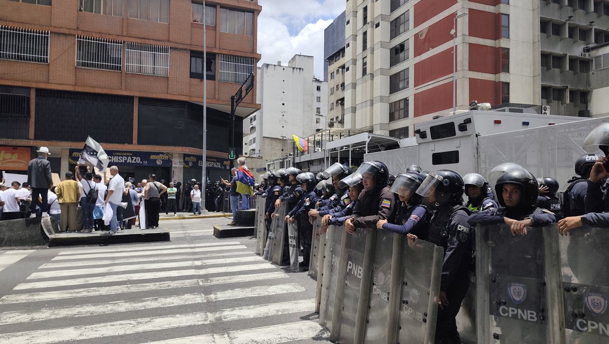 marinoalvarado's tweet photo. 12:55 Familiares de los presos se retiran luego que una comisión de 5 personas que había ingresado al Ministerio del Interior y Justicia fue atendida por funcionarios de esa institución. 

Familiares exigen la #LibertadParaTodosLosPresosPoliticos https://t.co/Y5R82Juvja