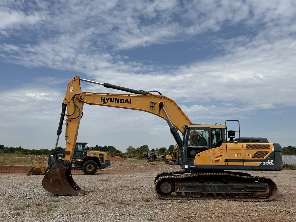 i35equip's tweet photo. 🌞 It’s a great morning for showing the Hyundai 300 Excavator 💪🏽 https://t.co/LMJDpGREQB 🇺🇸 #hyundai #hyundaice #HyundaiConstructionEquipment #HyundaiExcavator https://t.co/CCI6o3MDml