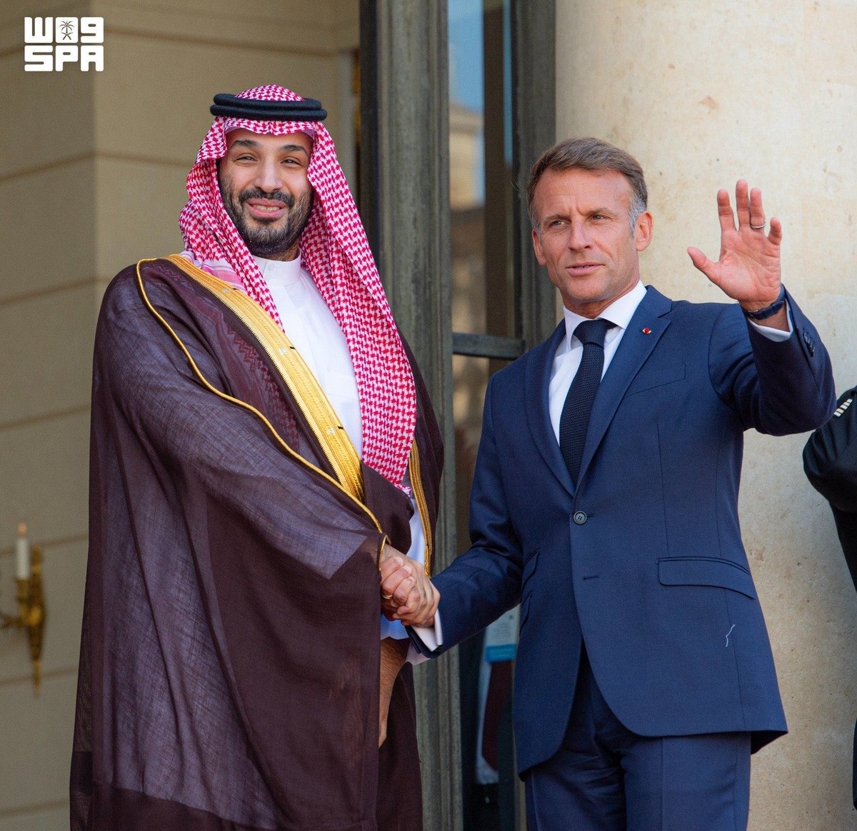 ALSALHAN's tweet photo. سمو #ولي_العهد يصل إلى قصر الإليزيه

في العاصمة #باريس وفي مقدمة مستقبليه 

فخامة رئيس الجمهورية الفرنسية.

#محمد_بن_سلمان_في_باريس https://t.co/CxJsO0Stfr