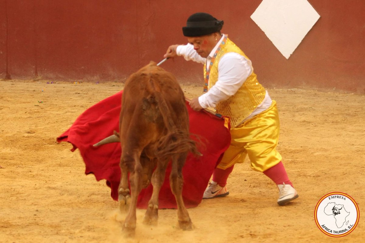 TorosCortes's tweet photo. 🤡 𝗖𝗢́𝗠𝗜𝗖𝗢 | El segundo becerro fue para los enanitos toreros. Una lidia completa, con capote y muleta, interpretaron ante la atenta mirada del público asistente.

#AfricaTaurina #CortesdelaFrontera #ComicoTaurino #DiversionesenelRuedo #Temporada2026 https://t.co/QxUvr65TWk