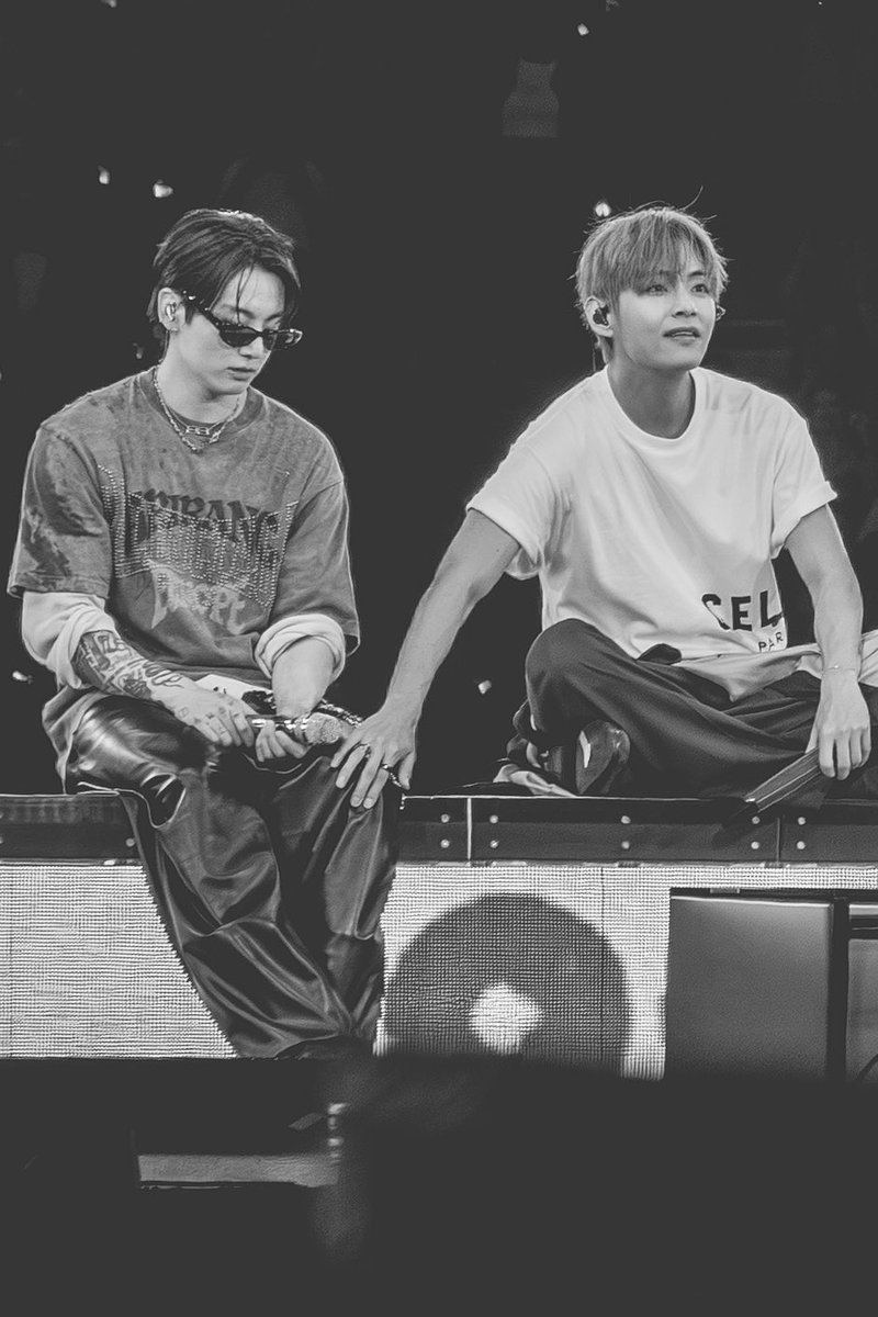 tiiamarian_'s tweet photo. This duo has been my biases since day 1 💜
#JUNGKOOK #V #TAEKOOK #BTSARIRANG #ARIRANGinParis https://t.co/3N79adSwPh