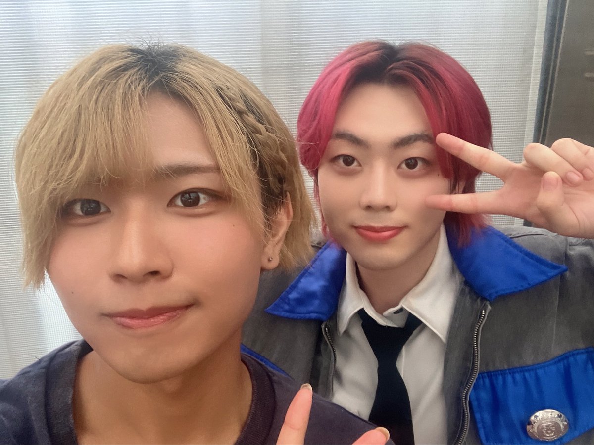 luvomega_mao's tweet photo. しゅんせいくーん\💙/

やっとお写真撮れた

お互い海鮮好きという共通点を発見してしまったので！
絶対にしゅんせいくんと海鮮のなにか（？）を食べに行きたいと思っています！！！🐟🐟

綺麗な髪色してはりますな、これからもよろしくねん🎶🎶 https://t.co/krsXlNWRMq
