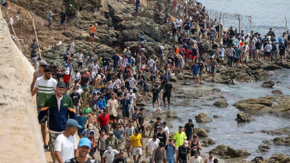 herqles_es's tweet photo. 🇪🇸🇲🇦🇪🇺 #ÚltimaHora | El Gobierno pide auxilio económico a Bruselas ante el desbordamiento migratorio en Ceuta.

El Gobierno ha remitido una petición formal a la Comisión Europea para reclamar fondos de financiación de asistencia de emergencia con el fin de sufragar el dispositivo y contener la crisis migratoria en Ceuta.

La solicitud a las instituciones comunitarias llega tras semanas de saturación de los recursos de acogida y servicios de la ciudad autónoma ante la llegada incesante de inmigrantes irregulares por la frontera sur.