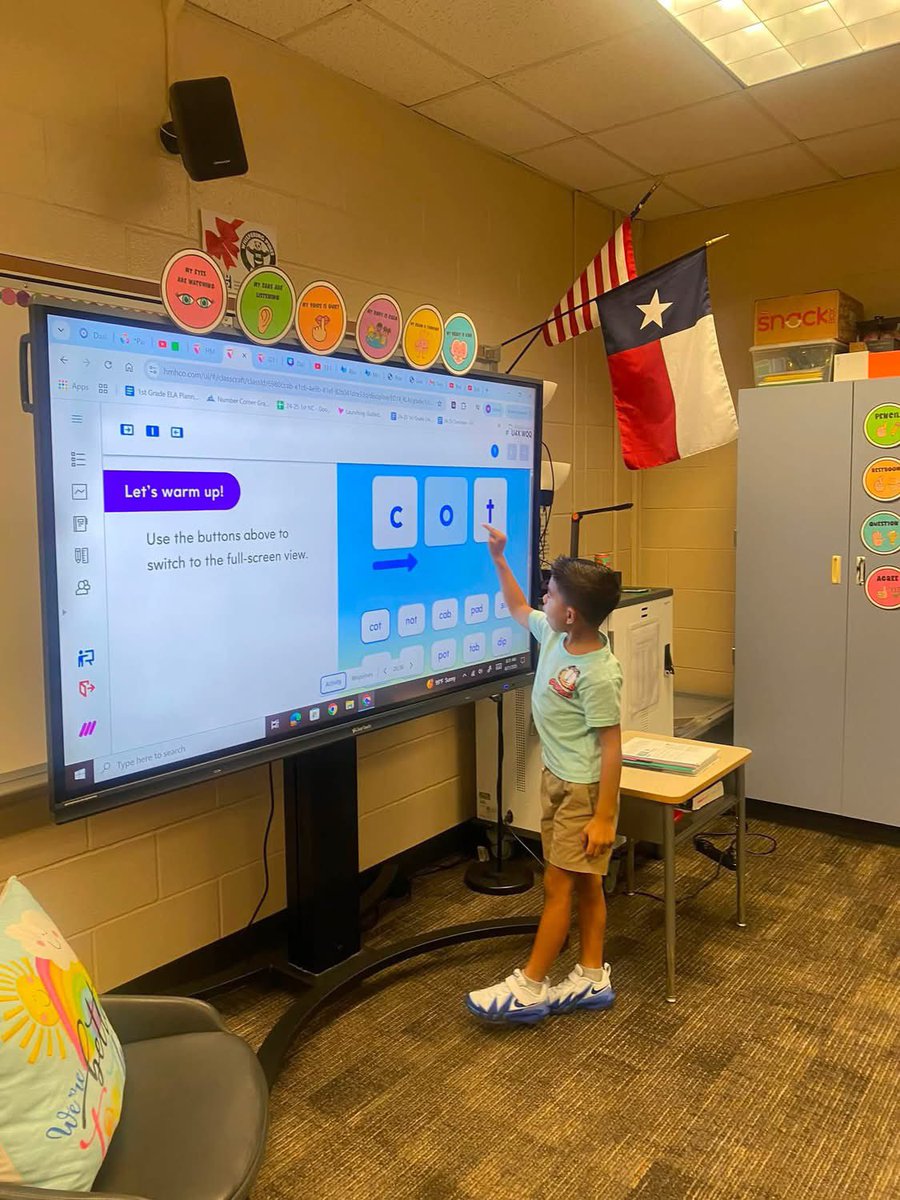 HumbleISD_WPE's tweet photo. Ms. Hayter’s first graders are putting their #BrainPower to work! They are warming up their blending skills by building on what they learned in Kinder and practicing with CVC words. Way to grow those reading brains, Pandas! #PandaProud #LiteracyInAction #FirstGrade #levelup https://t.co/ju6m3MuNMm