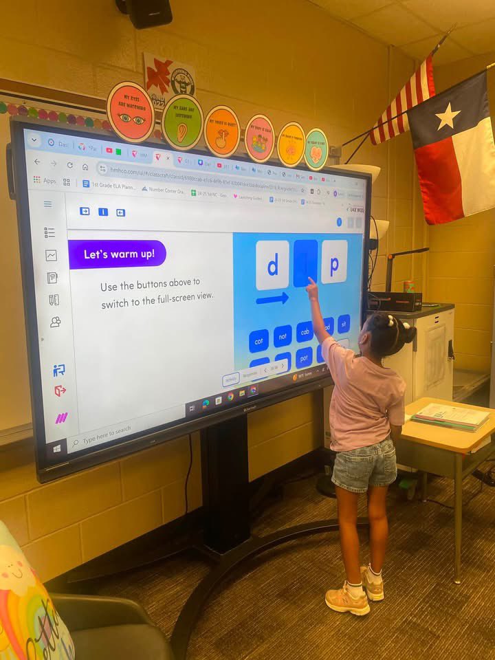 HumbleISD_WPE's tweet photo. Ms. Hayter’s first graders are putting their #BrainPower to work! They are warming up their blending skills by building on what they learned in Kinder and practicing with CVC words. Way to grow those reading brains, Pandas! #PandaProud #LiteracyInAction #FirstGrade #levelup https://t.co/ju6m3MuNMm