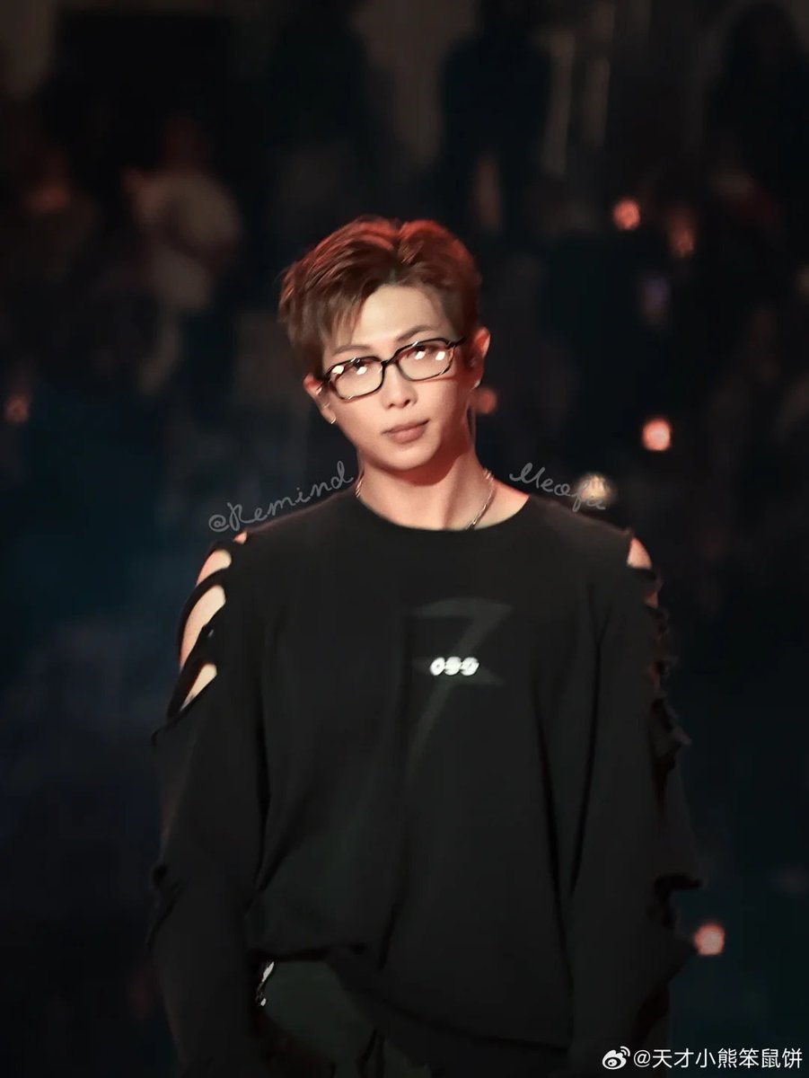 _Cypher_Rkive's tweet photo. GUUUUUUUYS LOOOOOOOOOK 😭😭😭😭😭😭😭😭😭 NAMJOON LOOKS SO GOOD! I FALL MORE AND MORE IN LOVE WITH HIM EVERY DAY 😭💙💙💙 
Thank u so much an all the credits to
Photographer: 天才小熊笨鼠饼
🔗: https://t.co/0JtEtEJOjc
#RM #BTSRM #방탄소년단RM #김남준 #Namjoon #알엠 https://t.co/Y8QYuA2sBs