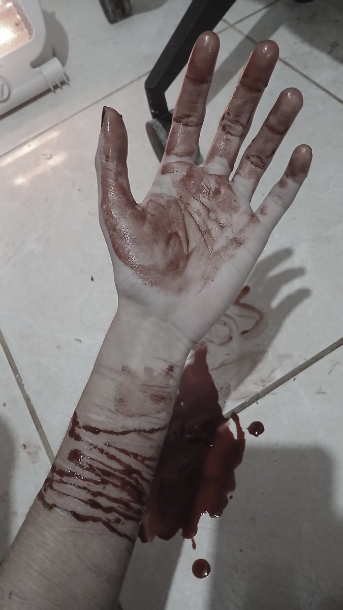 yanoxwI's tweet photo. SFX makeup! [Tw for fake blood] https://t.co/Wffaus9BPl