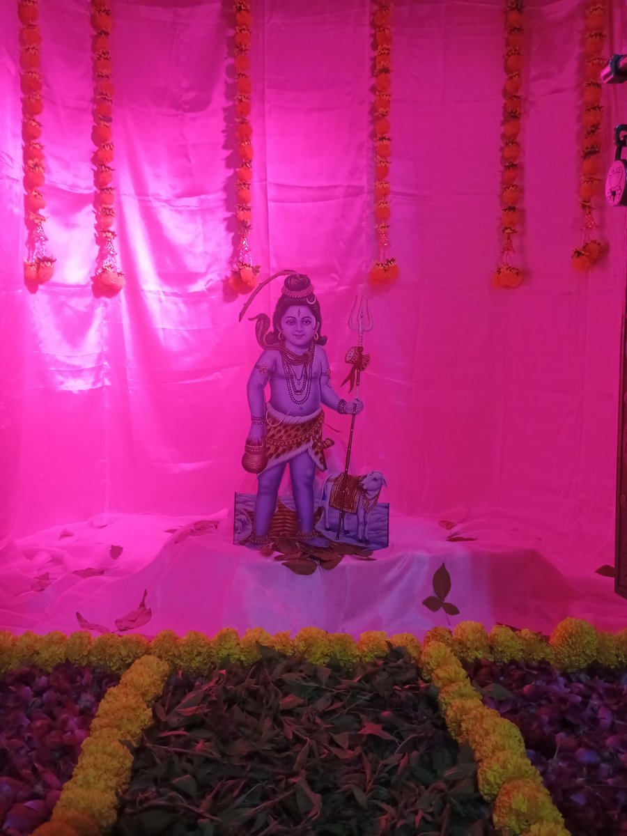 KasturiMandir's tweet photo. 🌸 || ॐ नमः शिवाय || 🌸
कस्तूरीनगर मंदिर समिति — पावन सावन सोमवार: देवाधिदेव महादेव के दो अलौकिक रूपों के दिव्य दर्शन! 🔱✨
पवित्र सावन मास के शुभ अवसर पर कस्तूरीनगर मंदिर परिसर में भगवान भोलेनाथ का अत्यंत मनोहारी एवं दिव्य श्रृंगार किया गया।
🌸 बाल शिव स्वरूप: पुष्प मालाओं और बिल्वपत्रों के बीच महादेव का मनमोहक बाल रूप।
🌿 प्रकृति स्वरूप: सघन हरियाली, पावन लताओं और शीतल वातावरण में प्रभु का दिव्य वन स्वरूप।
महादेव की कृपा पूरी कस्तूरीनगर टाउनशिप और देश के सभी किसानों पर सदैव बनी रहे। हर हर महादेव! 🙏