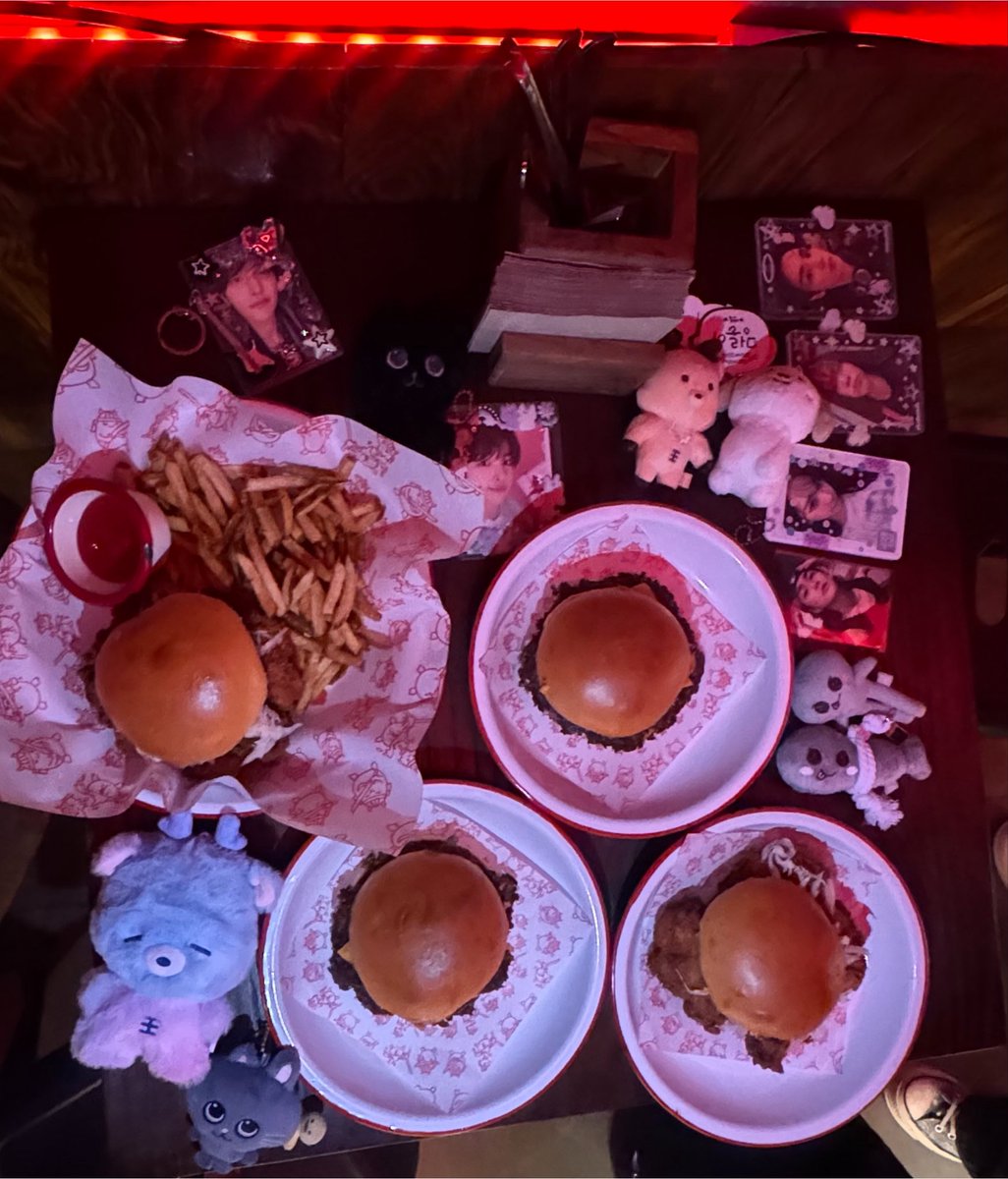 Satncuary's tweet photo. on tonight’s episode: eating n laughing 

@voidedpetals @SUNKIlSSED @Aftertonne https://t.co/W15fBMAUj4